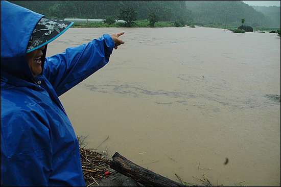 장마전선 영향으로 9일 경남권에 폭우가 내리고 있다. 사진은 이날 오후 함안군 군북면 소재 농경지가 침수된 가운데, 주민이 나와 살펴보고 있는 모습.