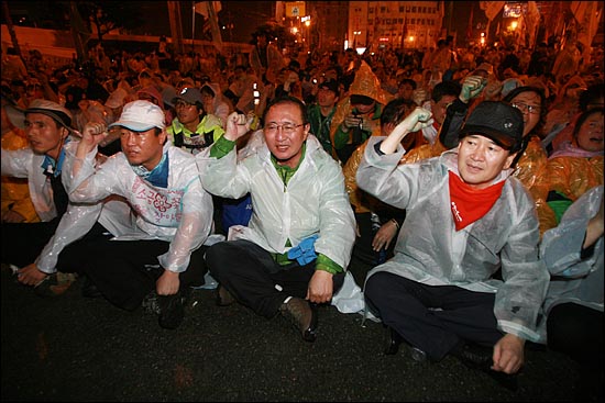 10일 오전 3시 15분경 정리해고에 반대하며 186일째 부산 영도구 한진중공업 '85호 크레인'에서 고공농성중인 김진숙 민주노총 부산본부 지도위원을 만나러가는 '희망 버스' 참가자들을 경찰이 색소를 섞은 물대포(살수차)를 발사하며 해산 및 검거작전에 나섰다. 조승수 진보신당 대표, 노회찬 전 의원, 정동영 민주당 최고위원이 경찰 진압작전에 밀려난 '희망버스'참가자들과 함께 규탄 구호를 외치고 있다.