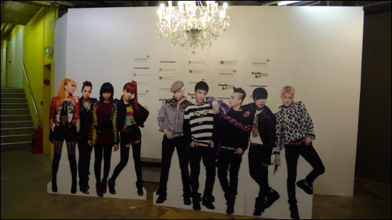  한국문화원에 전시돼 있는 YG 소속 가수들의 대형 실물 크기 브로마이드
