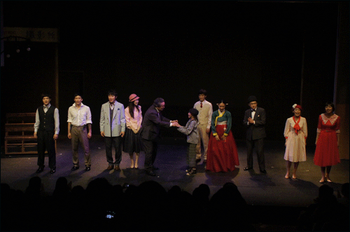 키네마보이즈에 출연했던 배우들이 관객들을 향해 인사하고 있는 모습