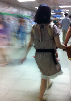 아이를 안고 지하철을 이용하는 여성(자료사진)