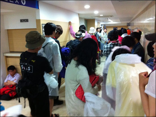 해동병원 화장실을 이용하기 줄을 서 있는 희망버스 참가자들.