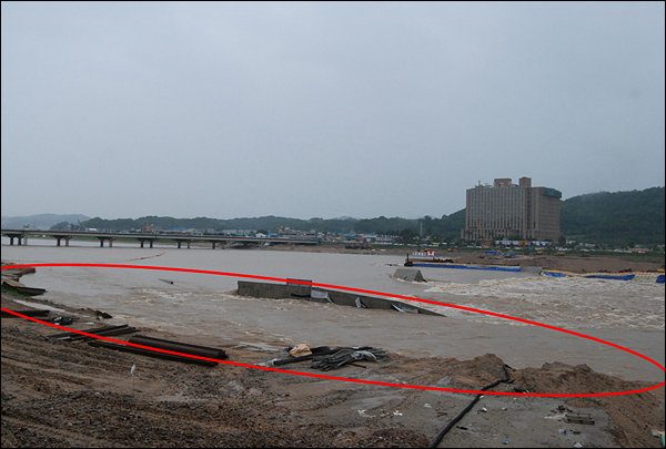 붉은 색 원안이 11일 비에 유실된 지점. 이 곳은 2008년 12월 4대강 사업 선도지구로 지정돼 4대강 사업 중 가장 먼저 시작된 곳이다. 