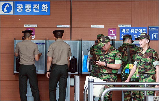 서울역 대합실에서 휴가 나온 해병대 병사와 군인들이 공중전화 통화를 하고 있다. (자료 사진)
