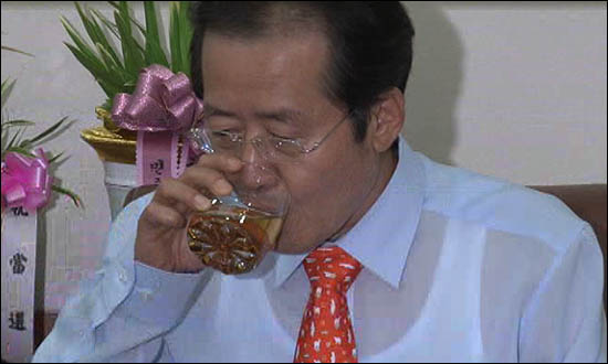 홍준표 한나라당 대표가 12일 오후 서울 여의도 한나라당사 대표실에서 기자간담회 도중 물을 마시고 있다.