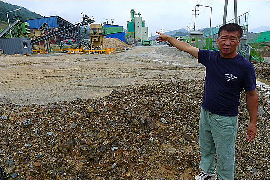정기철(50)씨가 돼지 농장이 있었던 현재의 영주댐 건설 사업부지를 가리키고 있다.