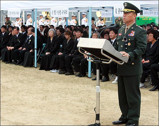  유낙준 해병대사령관이 6일 오전 경기도 분당 국군수도병원 연병장에서 엄수된 강화도 해병대 총기사건 희생자들의 영결식에서 조사를 낭독하고 있다.