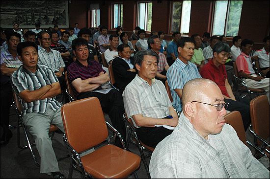  경상남도 낙동강사업특별위원회가 14일 오전 함안군청에서 "함안보로 인한 농경지 지하수위 상승 피해조사 용역 결과에 대한 주민설명회"를 열었는데, 많은 주민들이 참석했다.