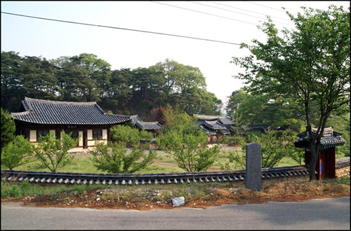 조선시대 유학자 한강 정구 선생의 발자취가 오롯이 담겨있는 회연서원이에요. 이 서원 앞으로 난 대가천을 따라 가다 보면, 무흘구곡을 하나 하나 되짚어 갈 수 있답니다.  