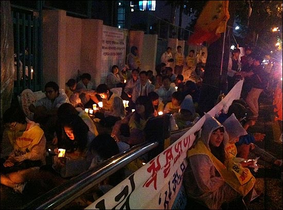 14일 밤 교과부 앞에서 사분위 결정 기다리면서 촛불집회 중인 학생들.
