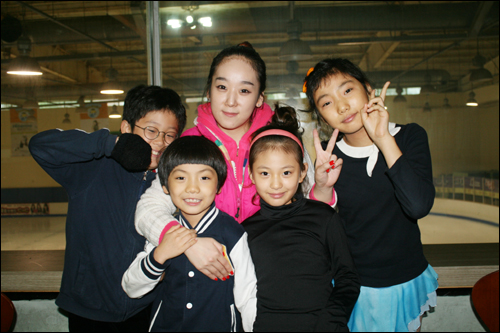  수원 탑동링크에서 만난 꼬마 4인방, 왼쪽부터 찬웅(10), 동현(9), 한지희 코치(29), 찬주(8), 아현(11)이.  
