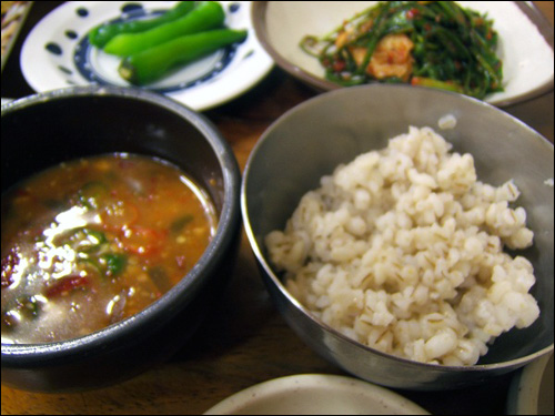 된장찌개와 보리밥. 누른국수의 곁들임 음식으로서, 자작하게 끓인 된장찌개와 보리밥이 함께 나온다. 