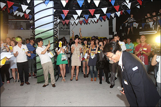 15일 저녁 서울 서교동 소극장 '씨어터 제로'에서 열린 세금혁명당 발족식 '좋아요 파티'에서 선대인 세금혁명당 대표가 당원들에게 인사를 하고 있다.