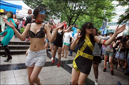 16일 오후 서울 세종로네거리 원표공원에서 열린 '슬럿워크(Slutwalk) 잡년행진 - 벗어라 던져라 잡년이 걷는다' 행사에서 참석자들이 노래에 맞춰 흥겨운 춤판을 벌이고 있다.