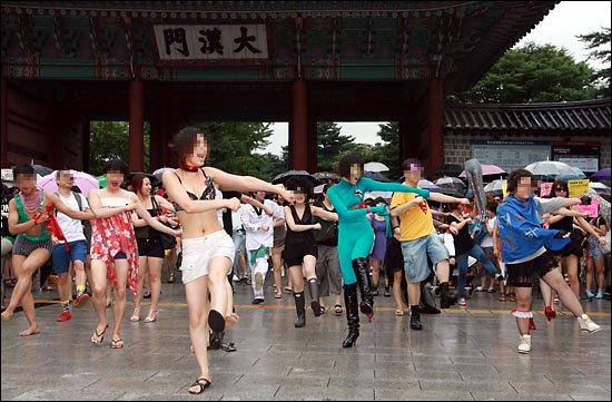 '슬럿워크(Slutwalk) 잡년행진' 참가자들이 덕수궁 대한문앞에서 마이클잭슨 노래에 맞춰 춤을 추고 있다.