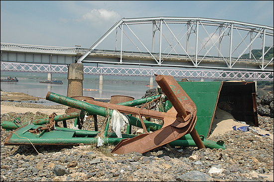 밀양 삼랑진 부근 낙동강 둔치에 중장비 잔해들이 남아 있다.
