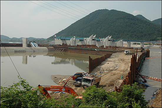 낙동강사업 18공구 함안보 공사 현장. 함안보는 창녕-함안 사이 낙동강을 가로 질러 건설되고 있다. 지금은 함안쪽 강에서 수력발전소 건설 공사가 한창이다.