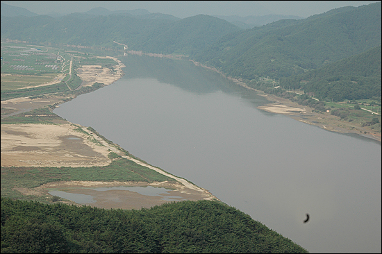 경남 의령군 낙서면 산에서 내려다 본 낙동강으로, 준설작업이 끝난 뒤 물이 고속도로처럼 흐르고 있다.