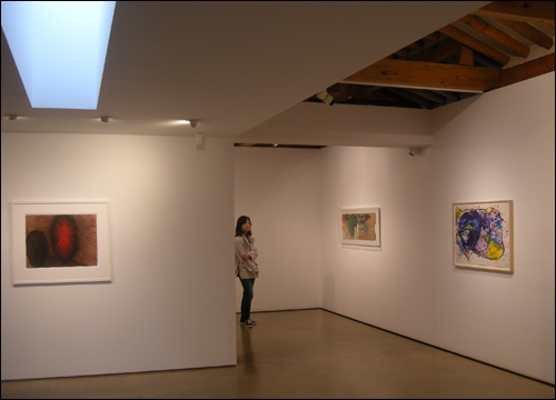 '한 획전'이 열리고 있는 학고재갤러리 본관 전시장. 가운데 유현경 작가. 왼쪽이 아니쉬 카푸어 작품, 오른쪽 끝이 샘 프란시스 작품 

