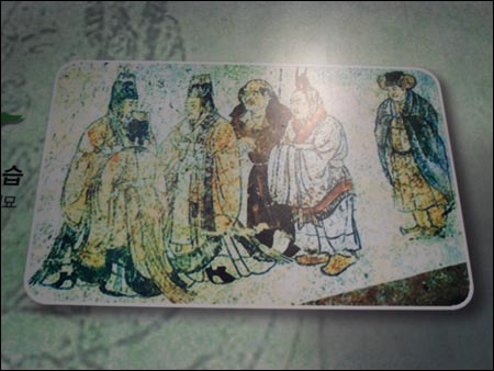 당나라를 방문한 신라 사신. 당나라 태자 이현(654~684)의 무덤에서 나온 그림이다. 사진은 서울시 송파구 올림픽공원 안에 있는 몽촌역사관의 벽면에 걸린 그림이다. 
