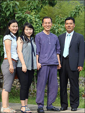왼쪽부터 통역인 텔게르마(33), 철몽, 김정명 목사, 김송식 안수집사