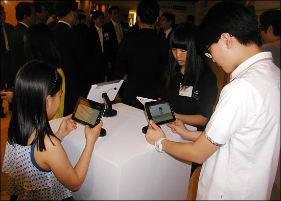 18일 오전 서울 워커힐호텔에선 열린 SK텔레콤 T스마트러닝 론칭행사에서 학생들이 태블릿으로 스마트러닝을 직접 활용해 보고 있다.