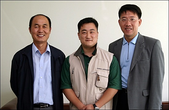 우종욱 삼성증권노조위원장(가운데)와 이수호 전 민주노총위원장(왼쪽).