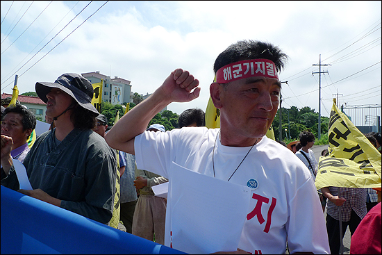 강동균 강정마을회장이 주민들과 해군기지 반대 집회를 하는 도중 한 주민과 눈 인사를 하고 있다.