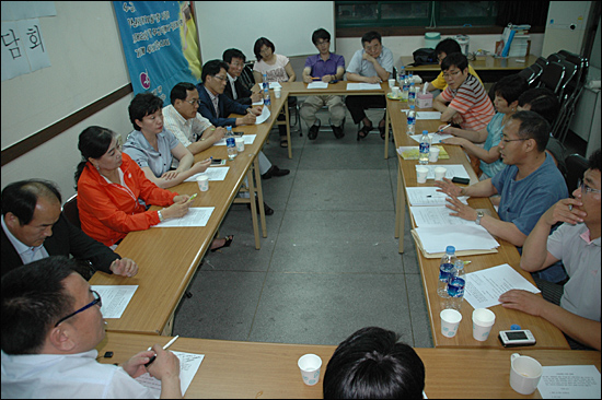  마산창원진해가 창원시로 통합한지 1년을 맞아 진해지역에 많은 부작용이 나타나고 있는 속에, 18일 저녁 진해여성의전화 사무실에서 시민단체와 진해 출신 창원시의원들이 간담회를 갖고 대책을 논의했다.