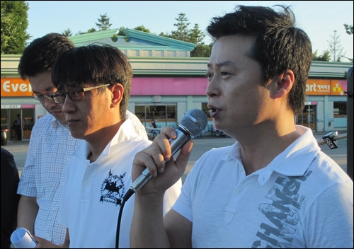 지난 18일 징계해고된 조장희 삼성노조 부위원장. 그 왼쪽에 김영태 삼성노조 회계감사.