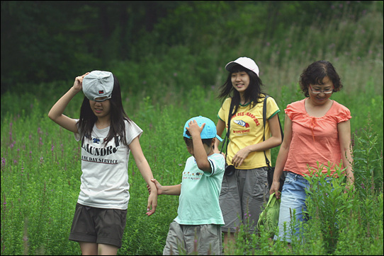 산책중인 가족들, 우리 가족은 산책을 하며 주변의 풀꽃들에 대한 이야기하는 것을 좋아한다.