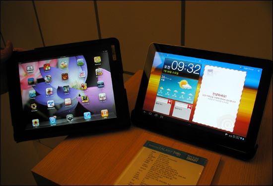 애플 아이패드(왼쪽)와 삼성 갤럭시탭10.1