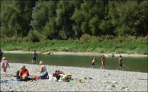이게 바로 진짜 아이들의 강입니다. 아이들이 강물에 언제나 마음 놓고 들어갈 수 있는 강. 한강의 콘크리트 수영장과는 정 반대입니다. 