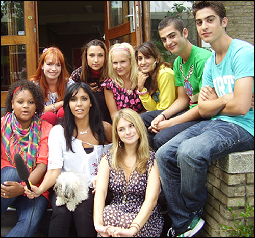네덜란드 공영방송에서 방영 중인 청소년 드라마 <스팡하스>는 다양한 인종이 함께 공부하면서 겪는 일을 보여준다.