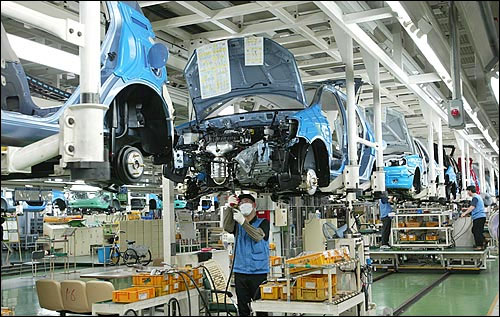 현대차를 생산하는 라인의 모습. 비정규직은 정규직에 비해 힘든 일을 하지만 임금 등 근로조적은 열악하다. (자료사진)