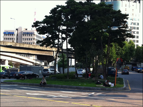 서울역 근처에서도 이처럼 도로 한복판의 잔디밭 위에서 노숙자들이 쉬고 있었다.