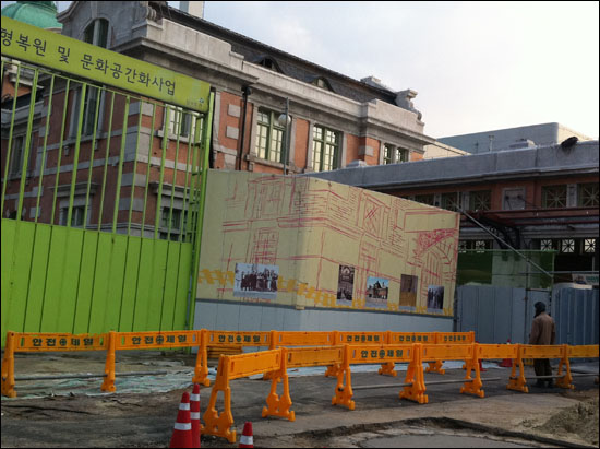  '구 서울역사 원형복원 및 문화공간화 사업'으로 서울역 노숙자들의 수가 급격히 줄었다. 그들마저도 공사가 끝나는 오는 8월 1일이면 서울역에서 퇴출당한다.