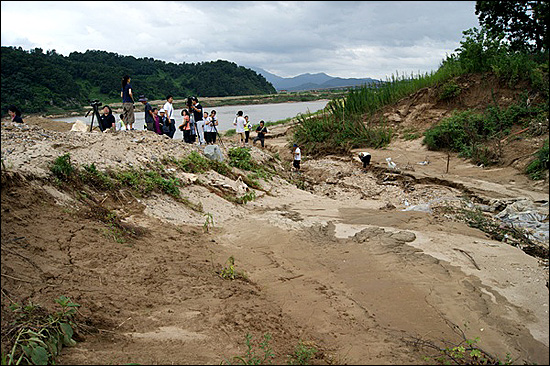 낙동강 칠곡보 건설현장 주변에서 심각한 침식현상이 벌어지고 있다.