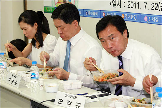 민주당 손학규 대표가 22일 서울 용산역 회의실에서 직장인들과 도시락 간담회를 갖고 육아, 주거, 직장, 교통 문제에 대한 고충을 듣고 있다.