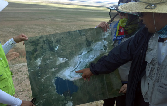박상호(43) 에코피스 아시아 중국사무소 소장이 위성사진을 이용해 차깐노르 호수의 사막화와 파종사업 진행 정도를 설명하고 있다. 하얗게 보이는 곳이 완전히 말라버린 차깐노르 큰 호수다. 