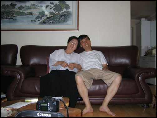 2006년 9월 2일 필자의 집에 방문하신 이소선 어머니와 즐거운 한때