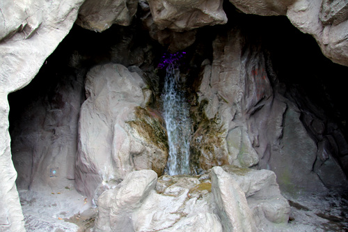 동굴 안으로도 폭포가 흐르도록 설계가 되어 있다