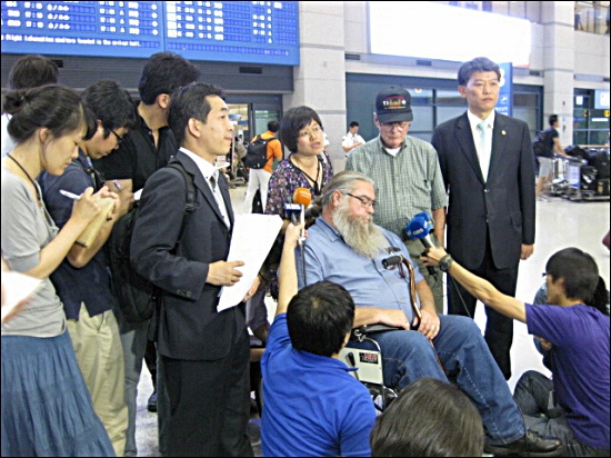 24일 오후 인천공항을 통해 입국한 전 미군 스티브 하우스(휠체어에 앉은 이)씨와 필 스튜어트(모자쓴 이)씨가 입국장에서 기자들의 질문에 답하고 있다.