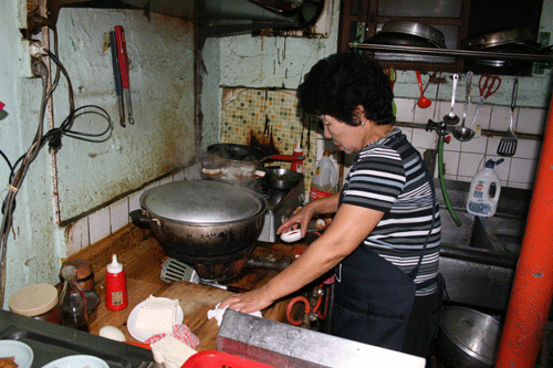 구례의 선술집 동아식당이다. 10년 전부터 김길엽 할머니가 운영하고 있다.
