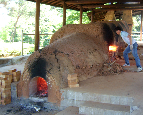 여주군 신륵사 입구의 전통가마에서 도자기를 굽기위해 불을 때고 있다