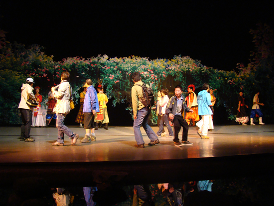 윈난 지역 다양한 소수민족들의 화려한 춤과 의상을 볼 수 있는 지역 최대의 공연인 리수진사 공연 후 공정여행팀이 공연배우들과 어울려 춤을 추고 있다. 공정여행팀의 어울림 후 쭈뼛거리기만하던 중국 관람객들이 한둘씩 모여들어 어울림을 즐겼다-2011. 7.18 리장(여강)에서.