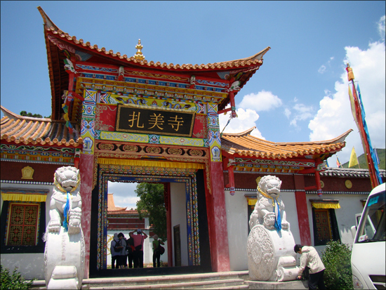 윈난에서 두번째로 큰 티벳 불교 사찰인 자메이사. 중국 정부의 모순된 정책으로 스님들은 끼니를 잇기 힘들 정도다.-2011.7.20