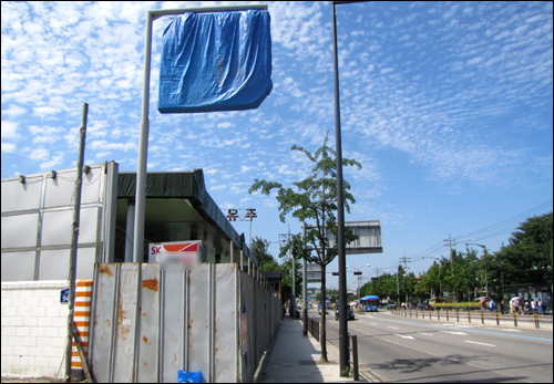지난 달 21일, 유사석유제품 판매로 3개월간 사업정지 처벌을 받은 한 주유소. 정유사 브랜드가 그려진 대형 간판이 파란색 비닐로 가려져있다. 