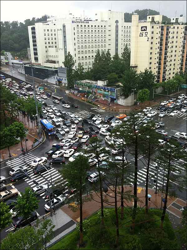 꽉 막힌 강남세브란스 사거리. 폭우에 몰려든 차들로 도로는 완전 아수라장입니다. (엄지뉴스 전송: Max)