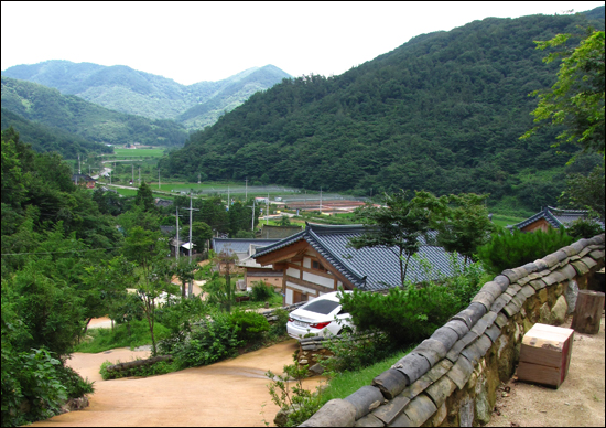 박재원 씨 집에서 내려다 본 오두마을 풍경. 사방이 녹색이다.
